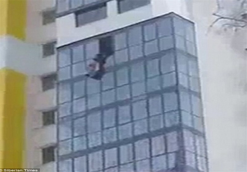 نجات معجزه آسای مرد آویزان از طبقه ۱۵ برجی در روسیه