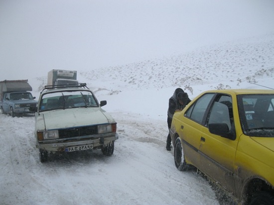 بازگرداندن 270 خودروی در برف مانده به جاده اصلی