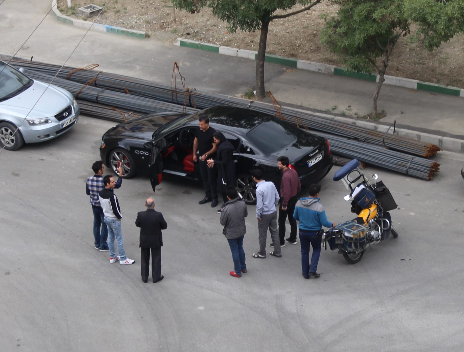 علی دایی و خودروی چند میلیاردی‌اش در محاصره هواداران + عکس