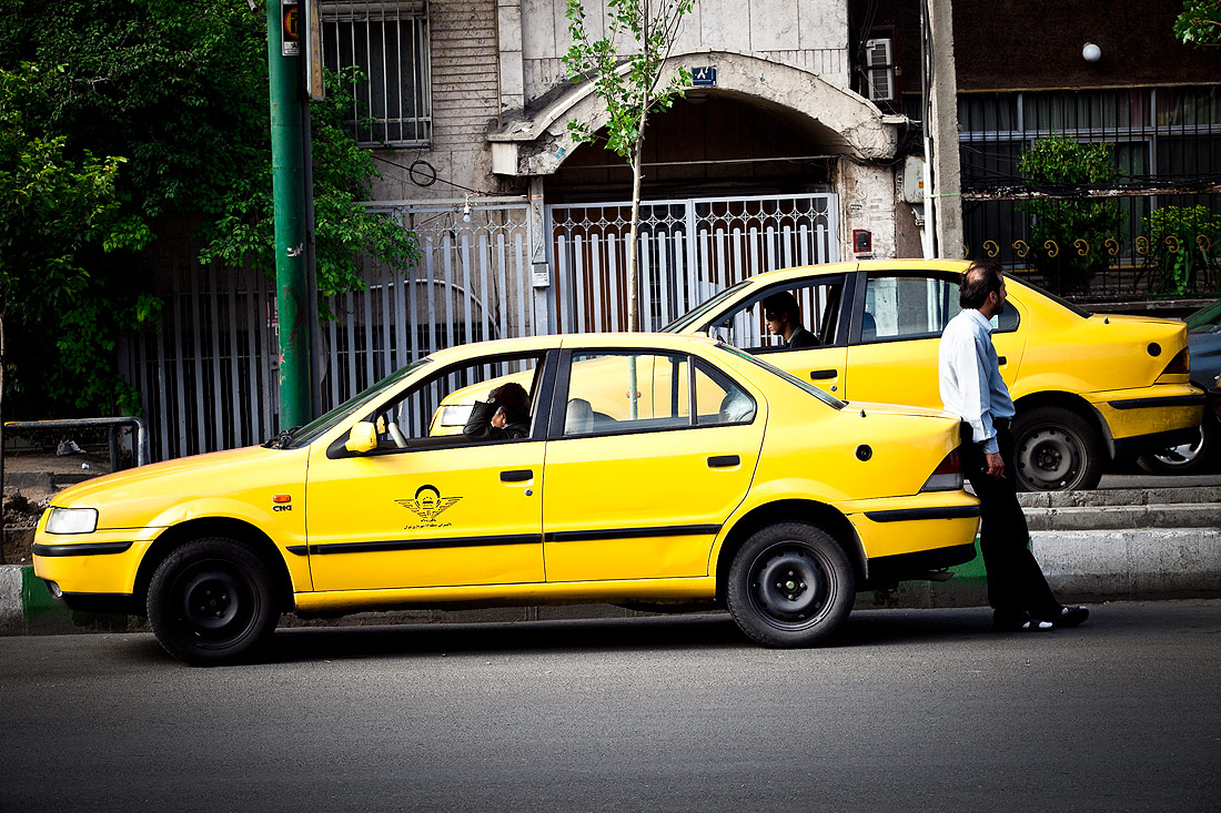 نصب شناسنامه رانندگان بر روی تاکسی‌ها