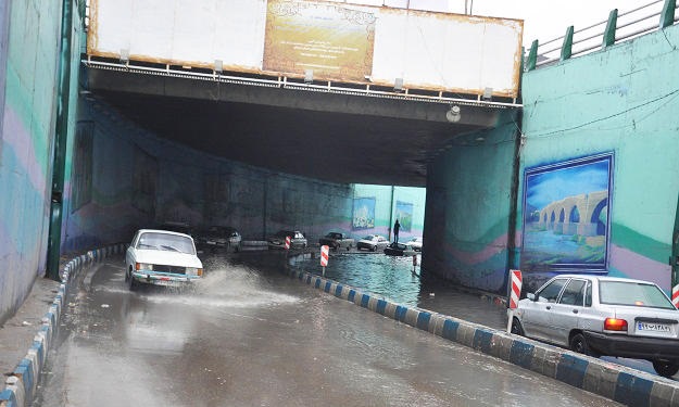 خدمات رسانی پلیس لرستان به خودروهای گرفتار شده درسیلاب خرم آباد