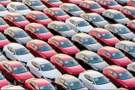 سپردن واردات خودرو به خودروسازان تمسخر قانون‌گذار است