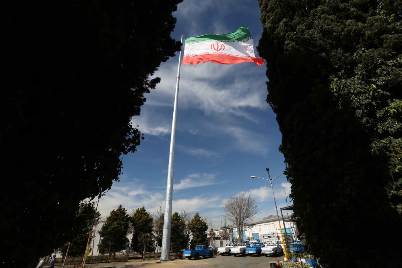 زامیاد؛ پرچم جمهوری اسلامی ایران را برفراز مرتفع‌ترین برج پرچم خودروسازان به اهتزاز درآورد