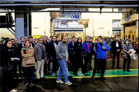 منتقدان صنعت خودرو از خطوط تولید ایران‌خودرو بازدید کردند