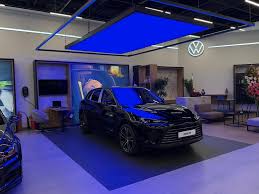 آغاز اجرای توسعه هویت برند ماموت خودرو با افتتاح نخستین شوروم در ایران‌مال