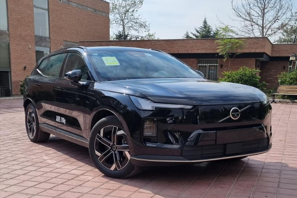 تحویل دو ماه زودتر از موعد ولوو XC70 توسط آفتاب خودرو